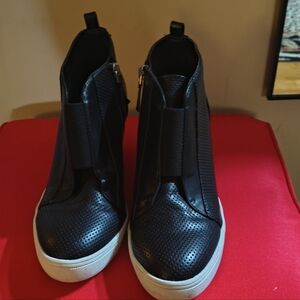 Women’s Mia Crist Blk Slip-On Wedge Platform neakers with White Sole 7.5